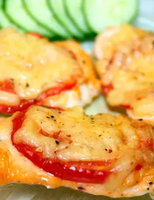 Куриное филе запеченное с помидорами и сыром