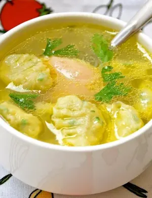 Куриное консоме с клецками