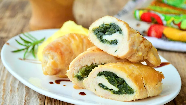 Куриные рулетики со шпинатом и сыром
