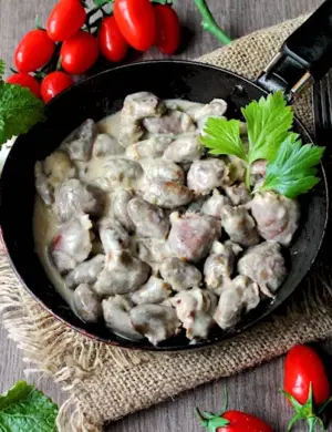 Куриные сердечки в сметане