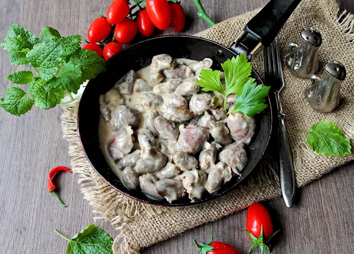 Куриные сердечки в сметане