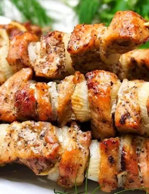 Куриные шашлычки на шпажках