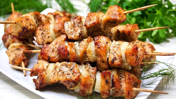 Куриные шашлычки на шпажках