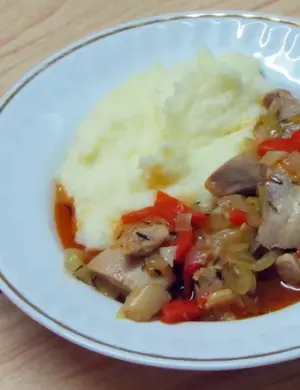 Куриный гуляш с овощами