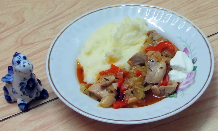 Куриный гуляш с овощами