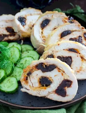 Куриный рулет с черносливом и курагой