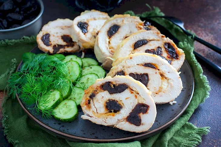 Куриный рулет с черносливом и курагой