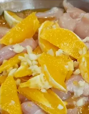 Курица с лимоном чесноком и розовым перцем