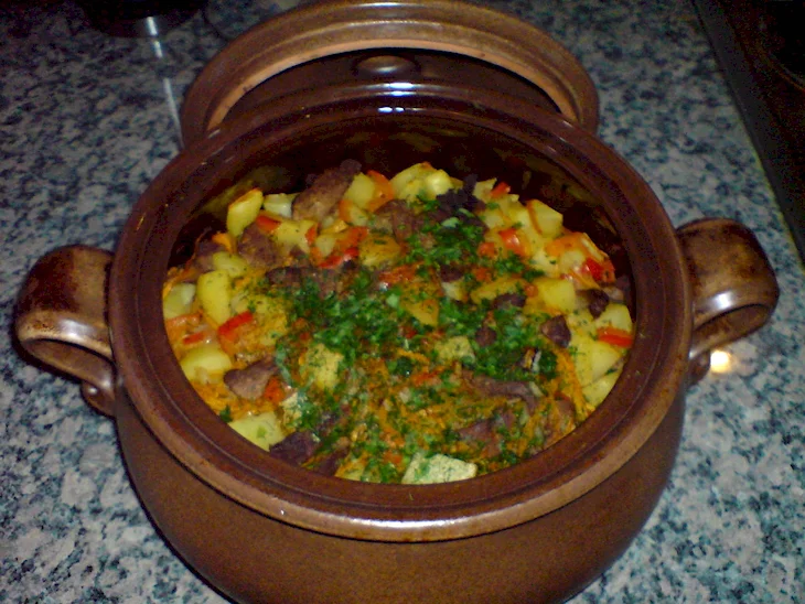 Курица с овощами в горшочке в духовке