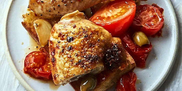Курица запеченная с помидорами и маслинами