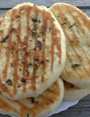 Лепешки с чесноком на сковороде