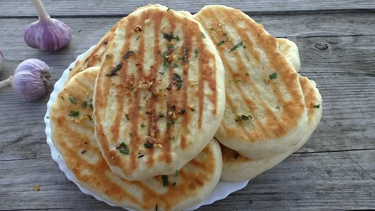 Лепешки с чесноком на сковороде