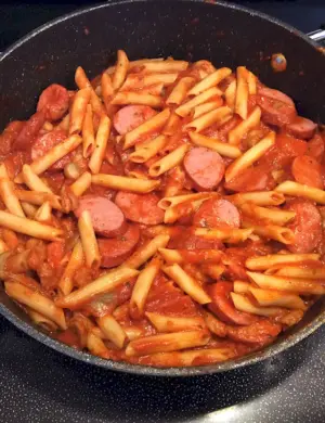 Макароны с сосисками на сковороде