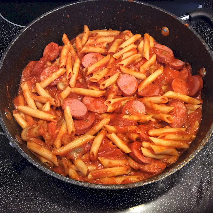 Макароны с сосисками на сковороде