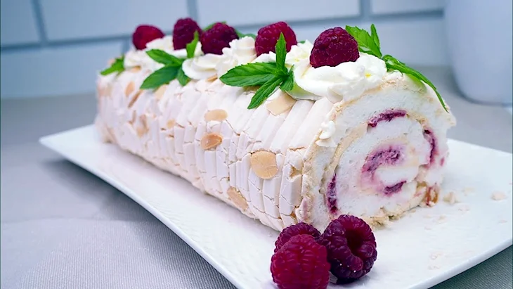 Малиновый меренговый рулет