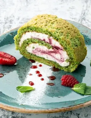 Меренговый рулет с малиной и фисташками