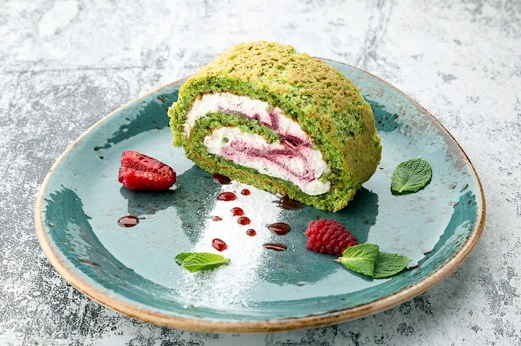 Меренговый рулет с малиной и фисташками