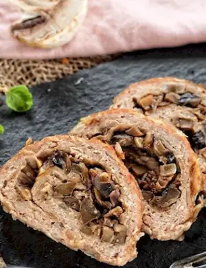 Мясной рулет с грибами и сыром