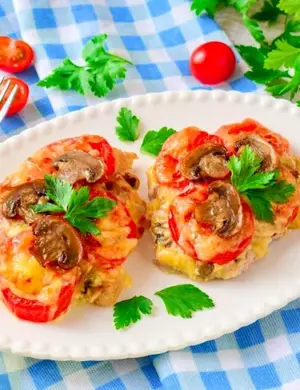 Мясо по французски с грибами и помидорами