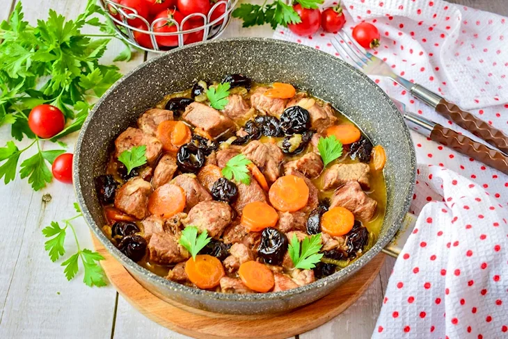 Мясо с черносливом тушеное
