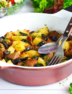 Мясо тушеное с оливками
