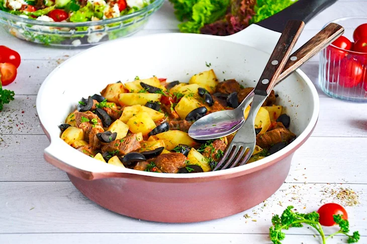 Мясо тушеное с оливками