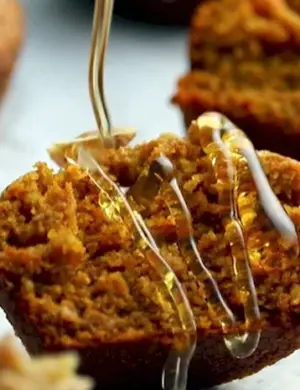 Морковный кекс с грецкими орехами и изюмом