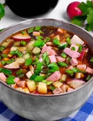 Окрошка с копченой колбасой