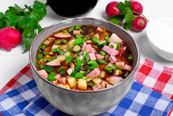 Окрошка с копченой колбасой