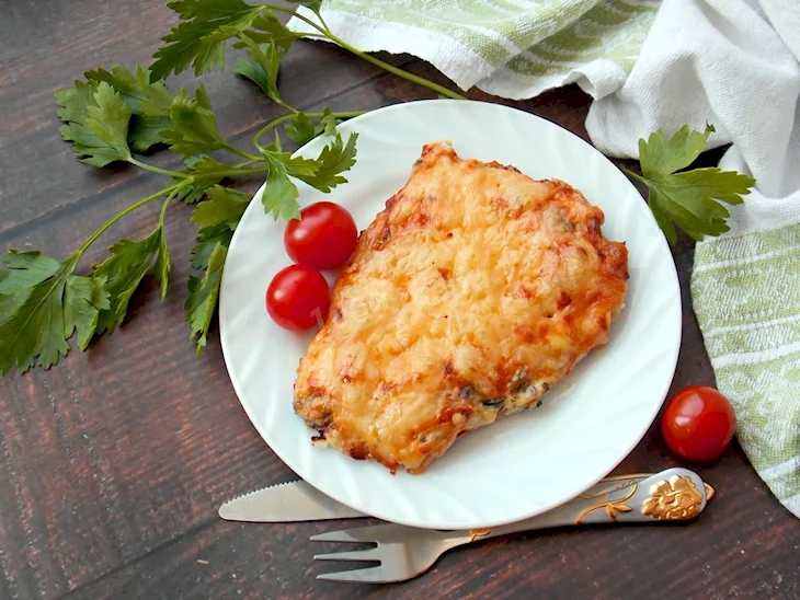 Отбивная с грибами и сыром