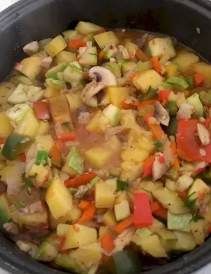 Овощное рагу с кабачками и картошкой в мультиварке