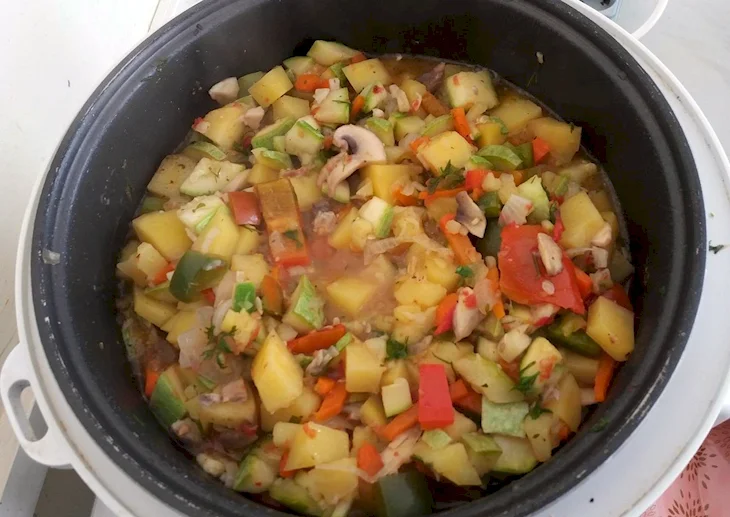 Овощное рагу с кабачками и картошкой в мультиварке