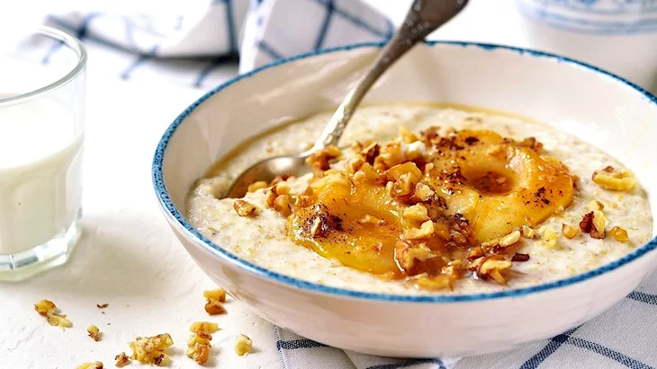 Овсяная каша с медом и орехами