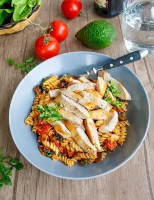 Паста с курицей и шпинатом