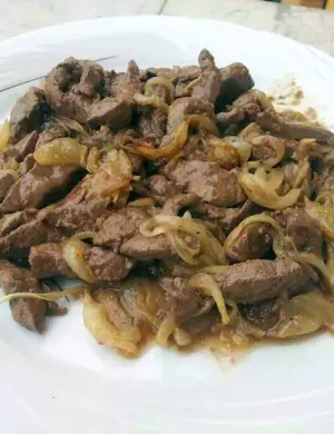 Печень говяжья с луком