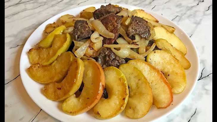 Печень по берлински с яблоками и луком