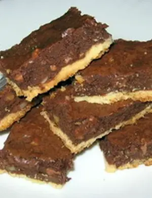 Печенья двухслойные шоколадные с орехом