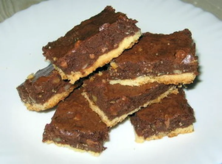 Печенья двухслойные шоколадные с орехом