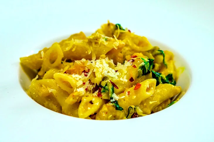 Пенне с курицей и пармезаном