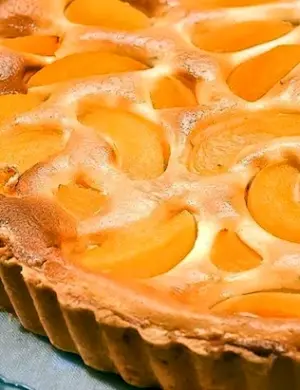 Песочный пирог с творогом и персиками