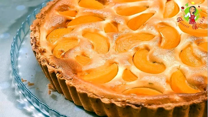 Песочный пирог с творогом и персиками