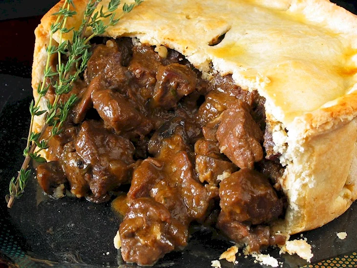 Пирог с говядиной и почками