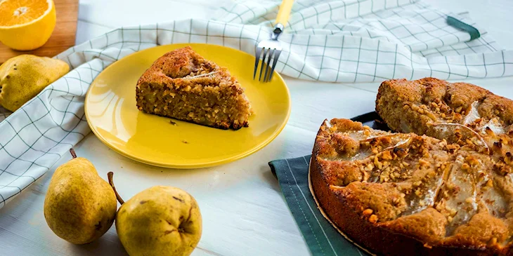 Пирог с грушей и грецкими орехами