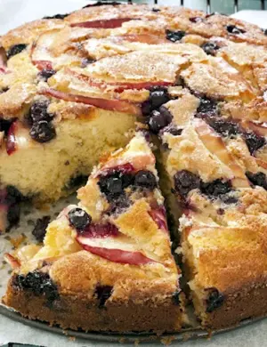 Пирог с яблоками и курагой