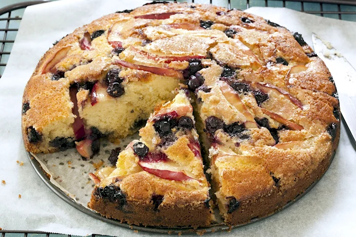 Пирог с яблоками и курагой