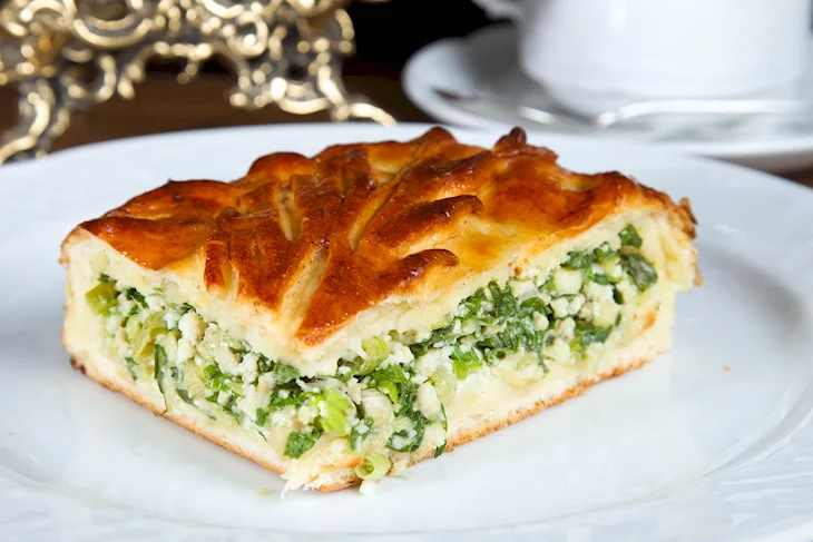 Пирог с луком и яйцом