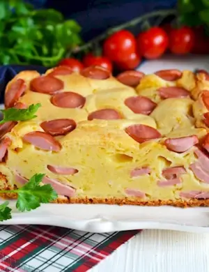 Пирог с сосисками и сыром