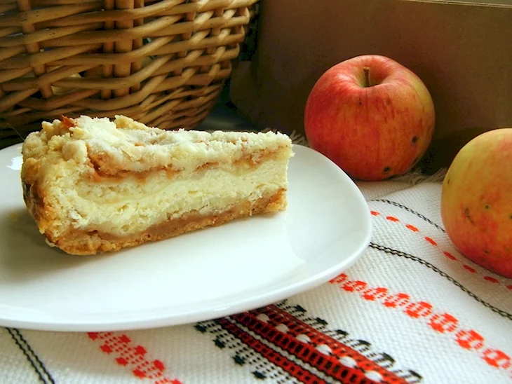 Пирог с творогом и яблоками