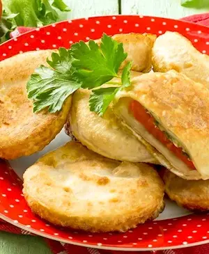 Пирожки бомбочки с помидорами и сыром