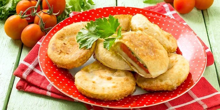 Пирожки бомбочки с помидорами и сыром